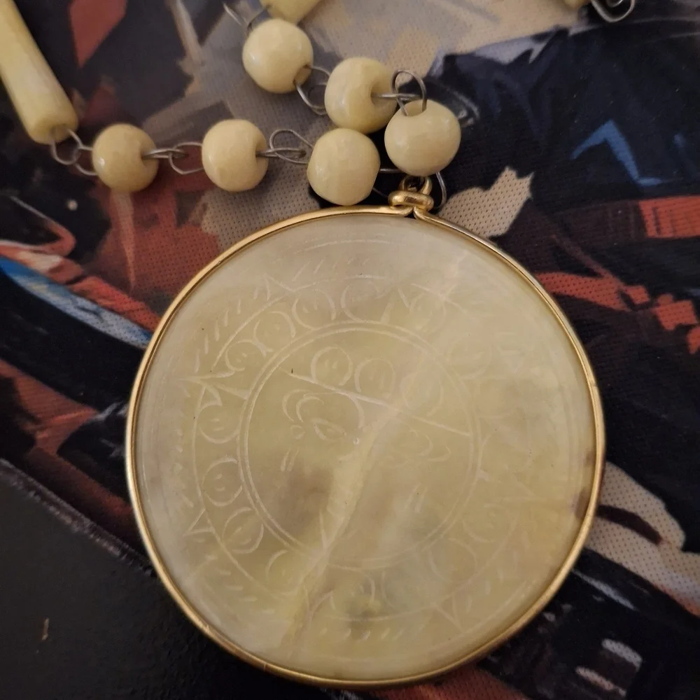 Serpentine yellow carved beaded necklace  vintage